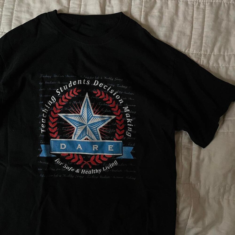 Dare to resist drugs violence emo grunge black graphic tshirt sz‎ M logo novelty
